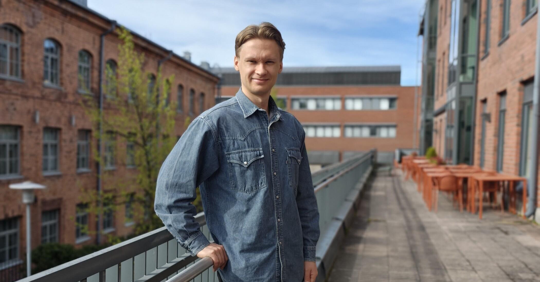 Miika Tiainen nojaa Varsinais-Suomen liiton terassin kaiteeseen